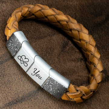 Doppelter Fingerabdruck am Armband – Geflochtenes (hell)braunes Leder