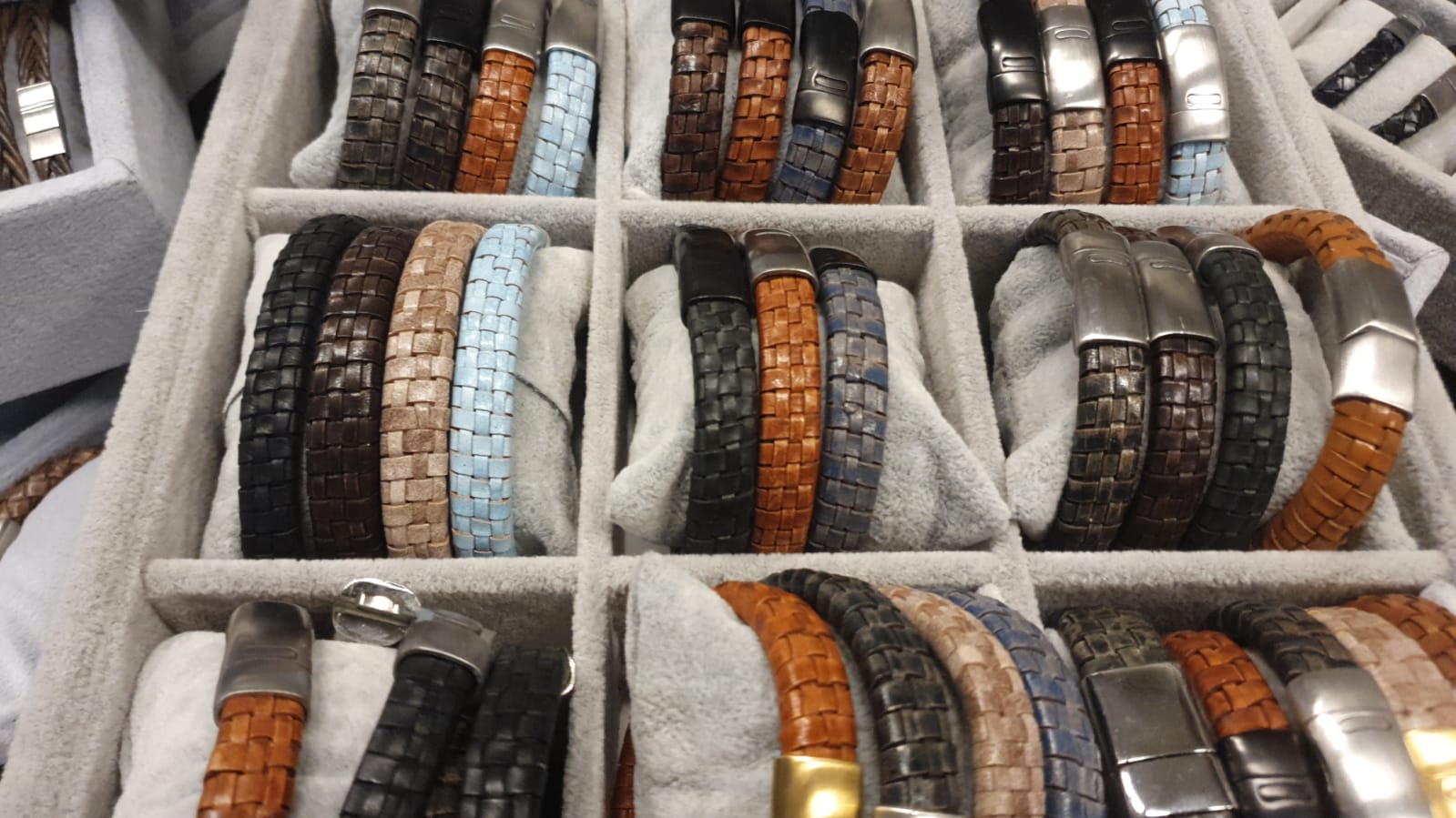 Armbandjes bedrukken of laser graveren? Graveren is vanaf 50 stuks goedkoper!