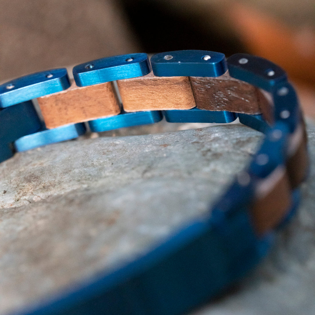 Imperium Blue – Blauw Houten Armband met Gravure